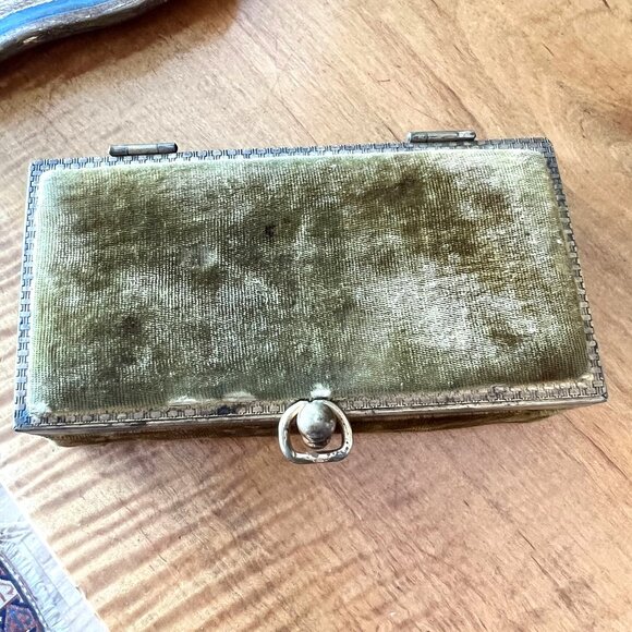 Antique Early 1900's Victorian Green Velvet Jewelry Box With Gold-Tone Clasp & H - Picture 7 of 9